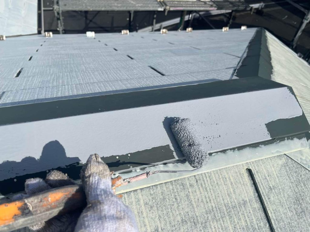 下地処理（ケレン・シンナー拭き）後に錆止めを塗装します。その名の通り、錆を発生しづらくさせるために必要な工程です。