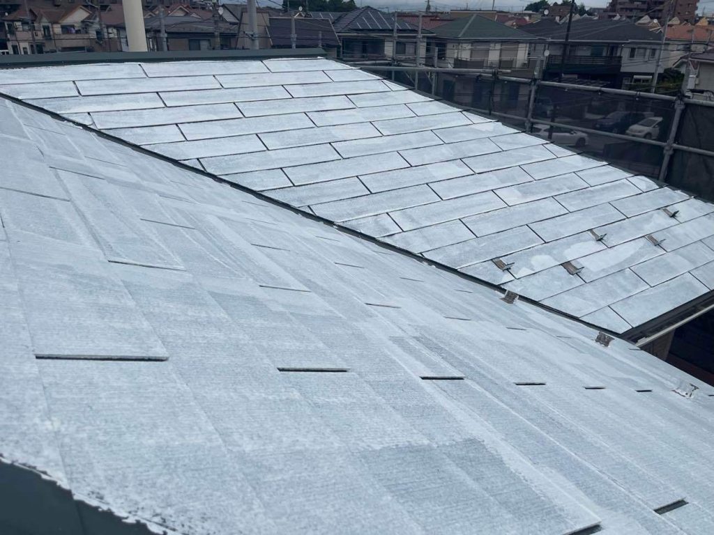 スレート屋根の場合、1回目はファイン浸透シーラーという下塗り材で施工します。1回目の下塗りの目的は、吸い込み止めです。劣化すると「毛細管現象」で塗料を吸い込んでしまう現象が発生し、その吸い込みを止めてくれるのが1回目の下塗りなのです。このあとにUVルーフプライマーSIを使用した2回目の下塗りに入ります。