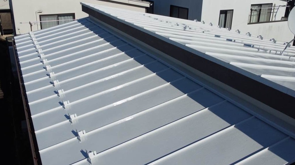 屋根も日本塗装名人社の無機UVコートルーフ遮熱という無機塗料です。色はSC-31シェルライトというホワイト系カラーです。ガルバリウム鋼板屋根も4回塗りを行っています。（錆止め塗布→下塗り→中塗り→上塗り）