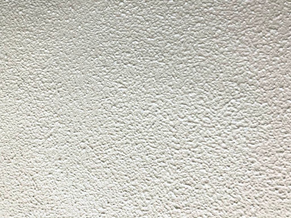 外壁塗装完了後の写真です。モルタル外壁なのでマスチック工法で仕上げています。水性カチオンシーラー施工後、アンダーフィラー弾性エクセルで厚膜仕上げにして中塗り、上塗りを行っています。ひび割れを発生しづらくさせる目的です。