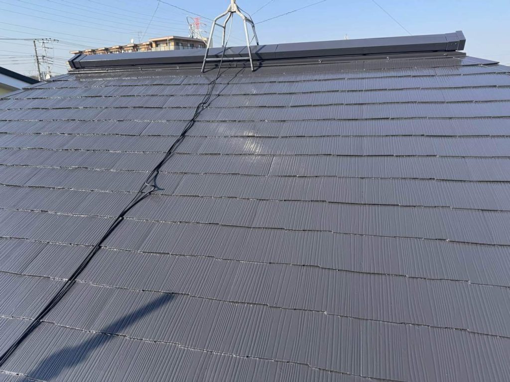 屋根は日本塗装名人社の無機塗料でSC-47ダークグレーという色です。真っ黒ではないので優しい色で仕上げた外壁とも相性がいいです。屋根も4回塗りを行いました。