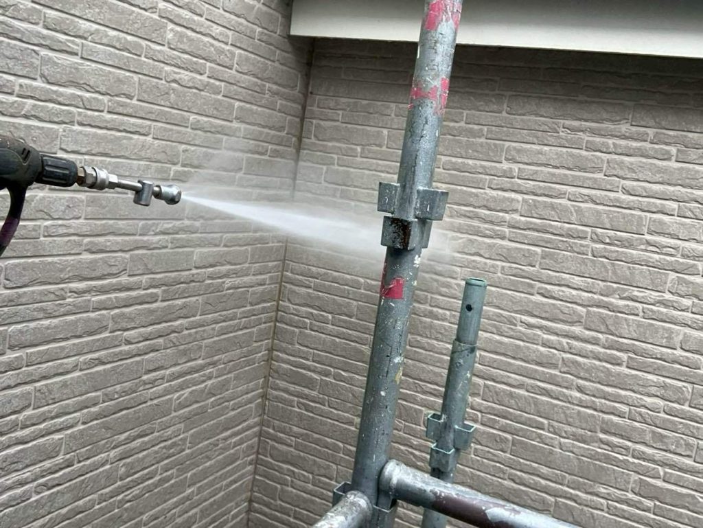 おうち全体を高圧洗浄で洗い流します。屋根はカバーを行いますが、屋根もしっかりと洗い流します。高圧洗浄は、塗装を長持ちさせるために非常に重要な工程です。高圧洗浄機で屋根が外壁の汚れや古い塗膜を落とすことで、新しい塗料がしっかりと密着し、剥がれやひび割れを防ぐための大切な工程になります。