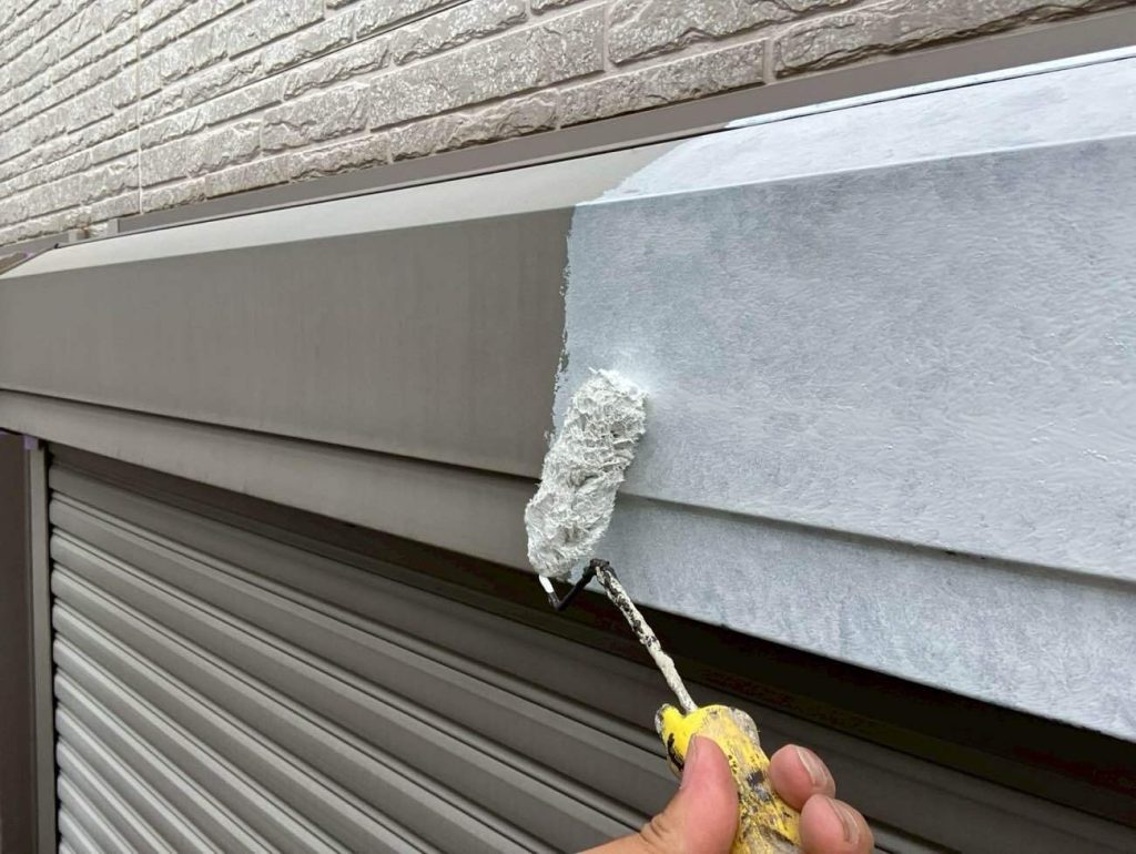 錆止めを塗布します。そのあとに中塗りを行います。今回、外壁が無機塗料で施工のため、耐候性合わせとして無機UVコート溶剤を使用し、塗装いたします。こうした付帯部は、外壁のグレードに合わせてグレードを変えています。付帯部は外壁より劣化のスピードが速いので、ウレタンやシリコン塗料での施工は行いません。