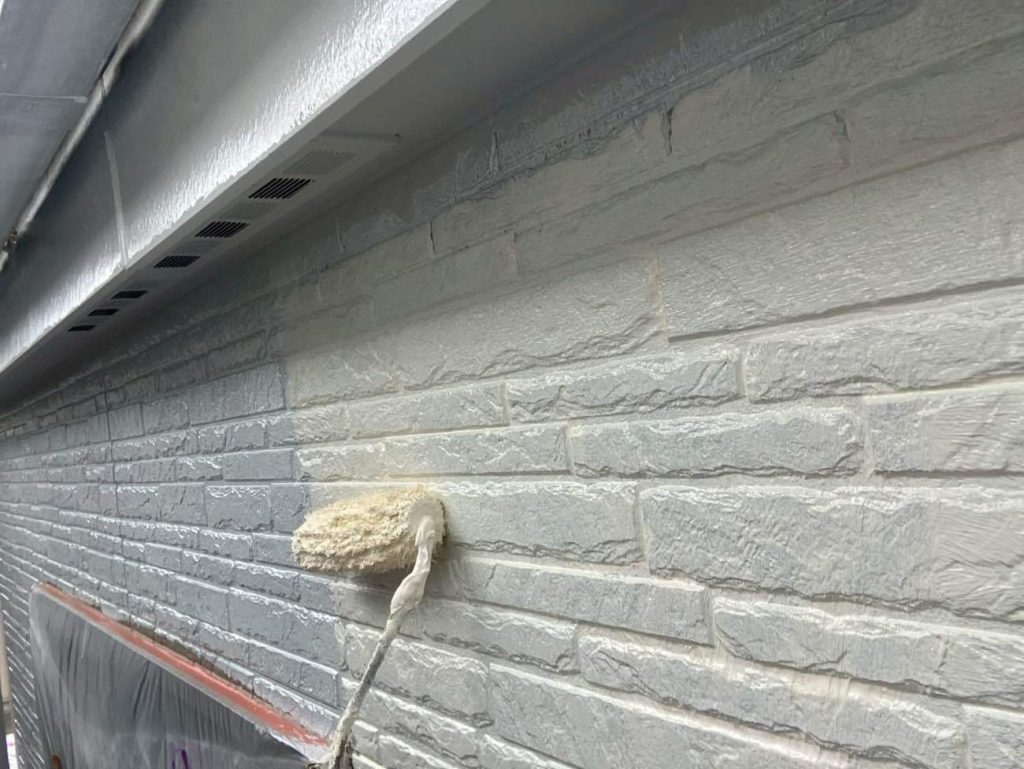 2回目の下塗りは、水性シリコンエポサーフという下塗り材を使用します。これは釘まわりなどの細かいひび割れを埋めてくれる効果があります。この下塗り材は密着力が弱いので、早期剥離につながることがあります。それを防ぐためにもシーラー材で1回目の下塗りを行うことが大切です。