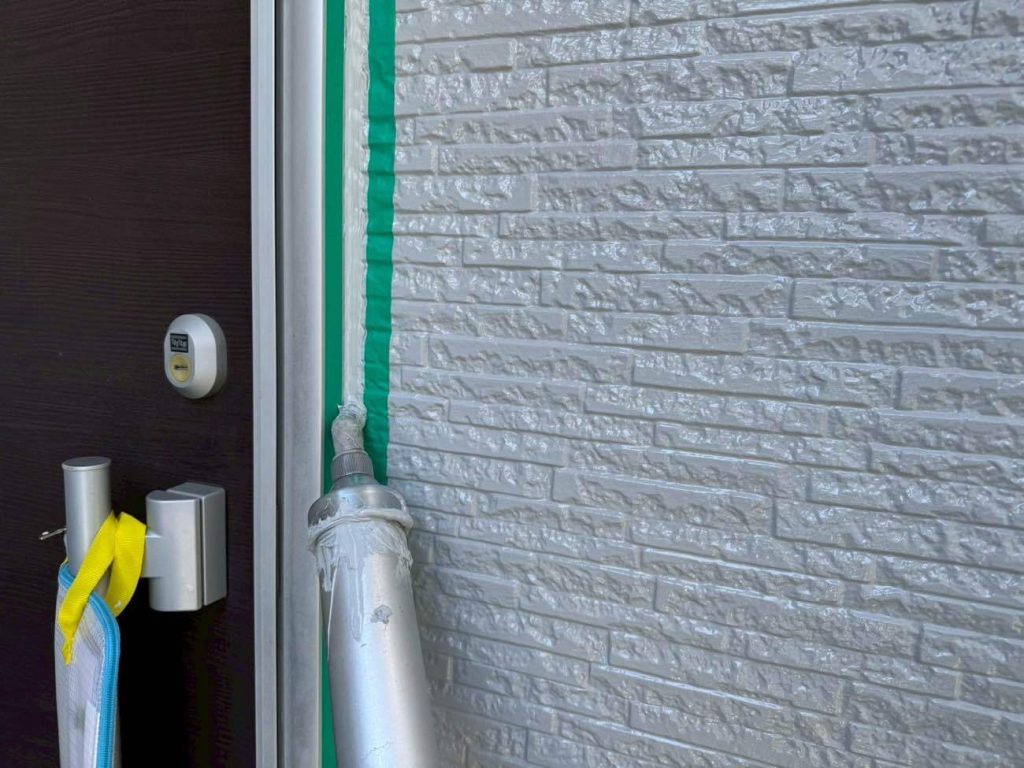 目地部分のシーリング材注入の写真です。シーリング材はサンライズ SRシールH100を使用します。紫外線耐侯が高く、シーリングに重要な柔軟性の高さが特徴です。