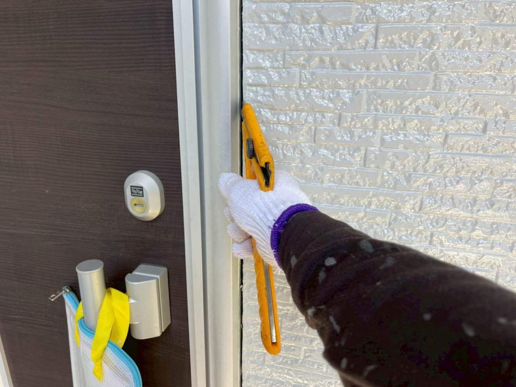 ユウマペイントでは塗装工事が終わってからシーリング撤去打ち替えを行う「後打ち」を基本としています。使用する塗料によって先打ちになる場合もありますが、無機塗料の場合は後打ちで施工いたします。写真は、既存のシーリングを撤去している写真です。