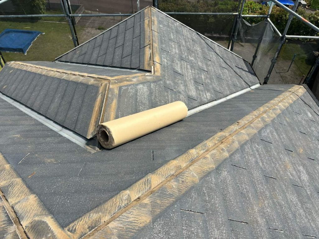 既存の棟板金を撤去したあとの写真です。このあと防水紙を設置、新しい屋根材の設置、貫板設置、棟板金設置、シーリング処理の工程を踏んで施工完了になります。