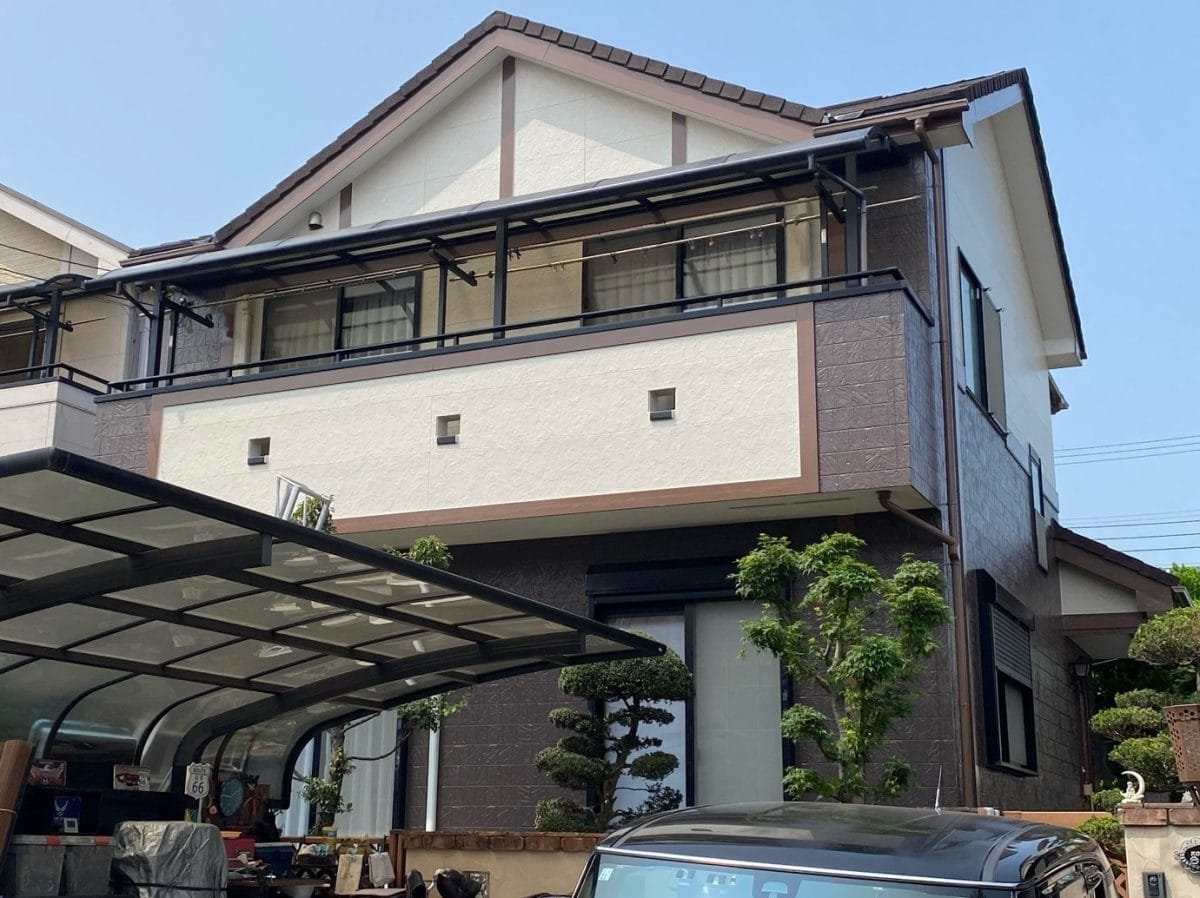 屋根はノンアスベストのグリシェイドネオでしたので、カバー工法をご提案いたしました