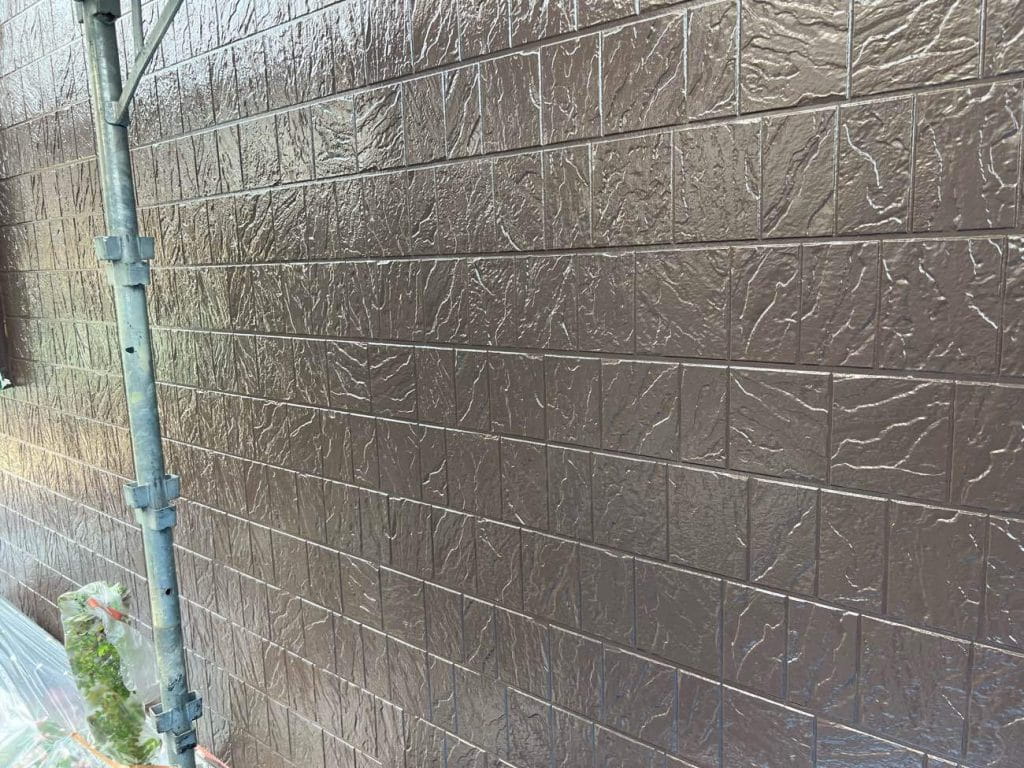 下塗り2回・中塗り・上塗りの4回塗りを施し、施工完了になります。今回は日本塗装名人社の無機UVコート水性という無機塗料でSC-34ブラウン系とSC-06ベージュ系の塗り分けです。写真はSC-34で施工後の外壁です。