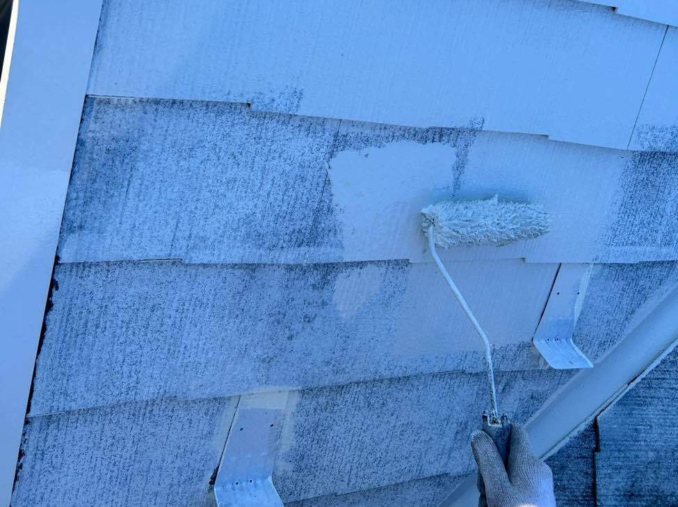 2回目の下塗りを行う様子です。使用塗料は日本塗装名人社 UVルーフプライマーSiです。2回目の下塗りの目的は、強固な密着層を作ることで、剥がれやひび割れを防ぐことです。その後中・上塗りをし屋根を仕上げます。