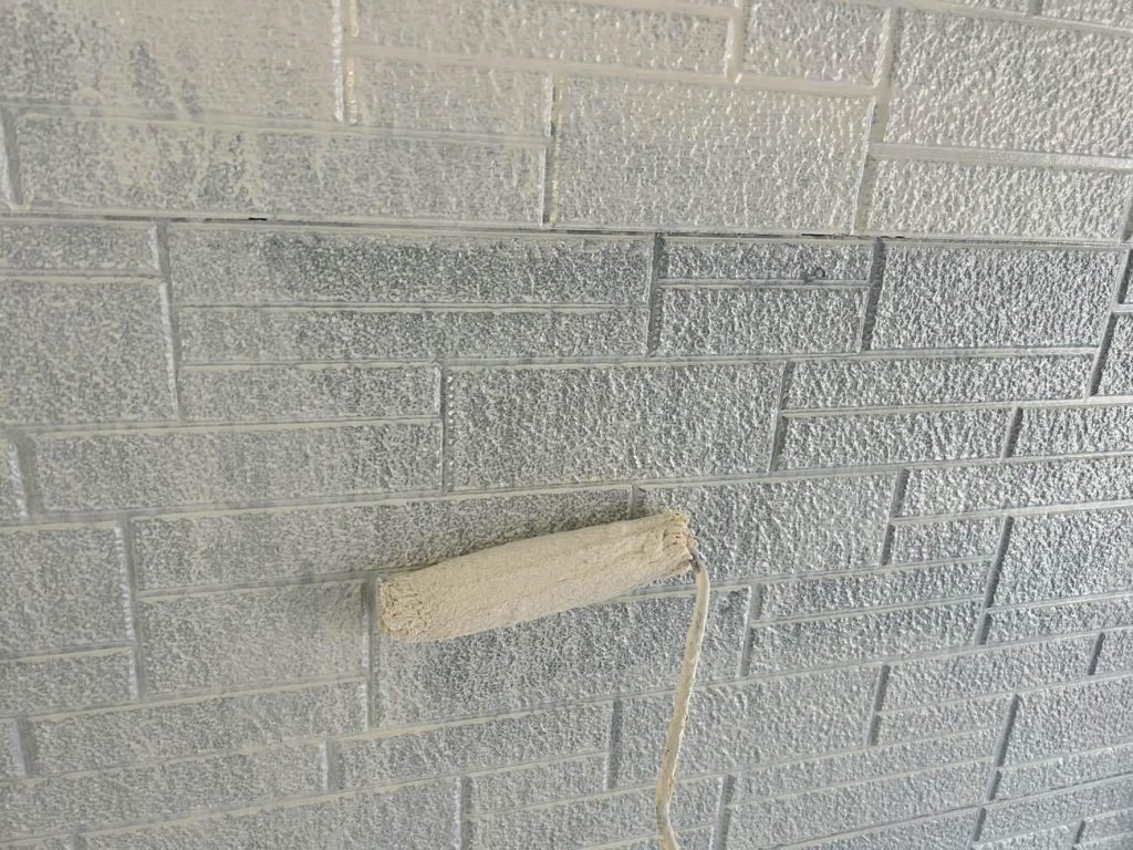 サイディング外壁の下塗り2回目の下塗りは、水性シリコンエポサーフという下塗り材を使用します。これは釘まわりなどの細かいひび割れを埋めてくれる効果があります。この下塗り材は密着力が弱いので、早期剥離につながることがあります。それを防ぐためにもシーラー材で1回目の下塗りを行うことが大切です。