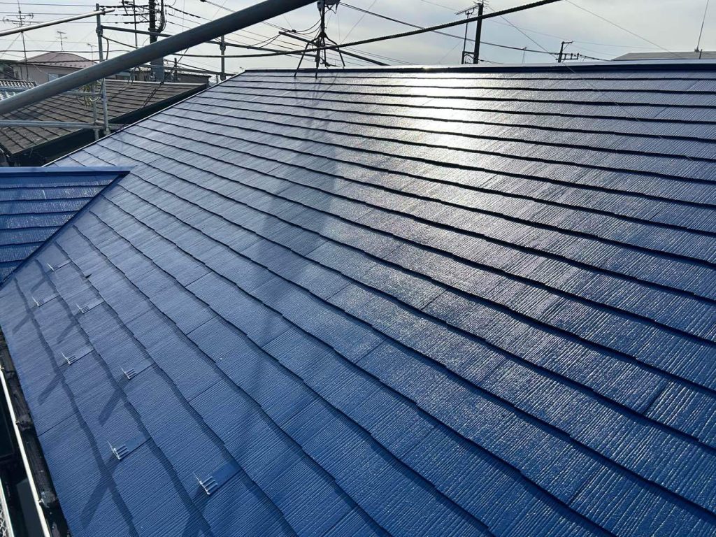屋根の塗装完了後の写真です。使用した塗料は、日本塗装名人社の「フッソUVコート溶剤Ⅱ遮熱（SC-46 マリンブルー）」です。太陽光をしっかりと反射する「遮熱機能」と、長期間ツヤを保つ「高耐久なフッ素樹脂」が組み合わさった高耐久塗料で、新築のように美しく輝く屋根に仕上がりました。
