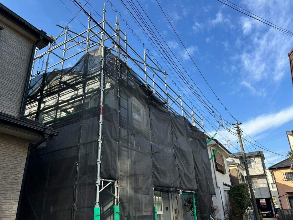 足場架設は、大きな音や資材の搬入でお客様や近隣の方へ最もご負担をかける工程の一つです。そのため、弊社では作業前の近隣挨拶を徹底し、当日は資材を丁寧に取り扱うなど、細心の注意を払って作業を行いました。また、高圧洗浄や塗装の際にご近所へ水や塗料が飛散しないよう、飛散防止メッシュシートでお住まい全体をしっかりと覆っています。お客様にも近隣の方にもご安心いただけるよう、配慮を欠かさず施工を進めてまいります。