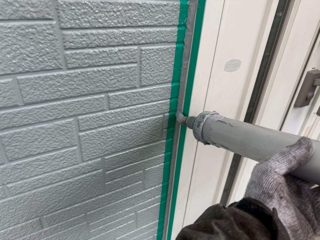 プライマーが乾燥したら、新しいシーリング材を注入します。今回、サンライズSRシールH100を使用します。優れた防汚性を持ち、シーリングの要である柔軟性に優れた高耐久シーリング材です。