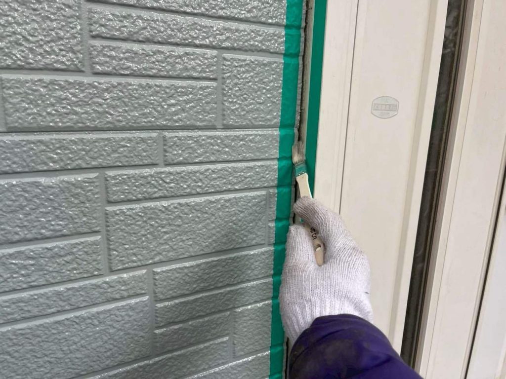 古いシーリング材を撤去後、専用のプライマーを下塗ります。プライマーの下塗りはこの後施工する新規シーリング材と外壁等下地との密着を高め、シーリング材の剥がれが起きないようにします。高耐久なシーリング材をより長持ちさせるために必要な工程になります。