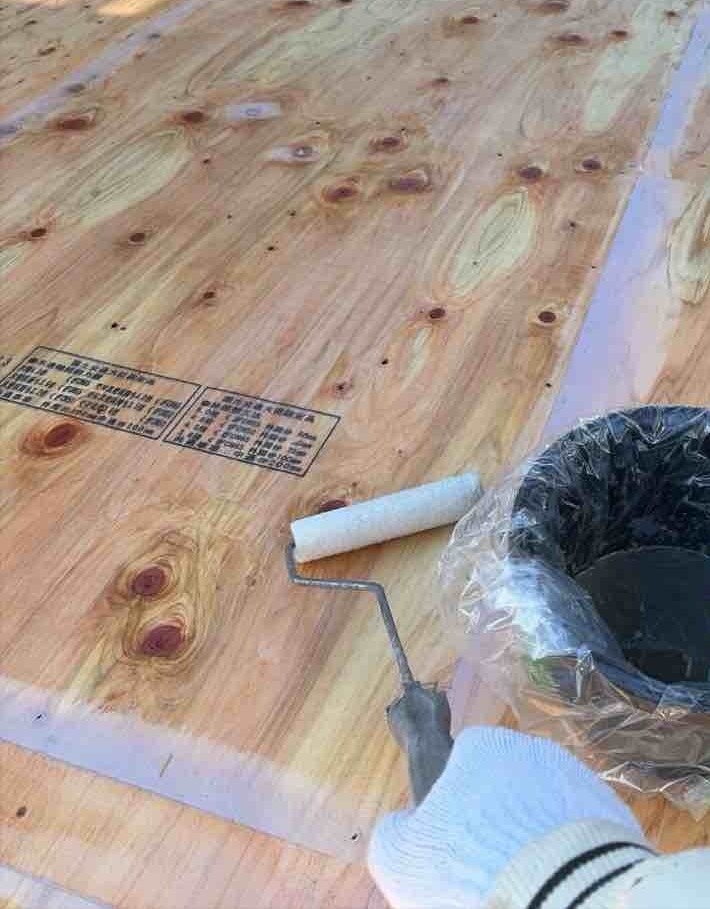 下地板の上からFRP防水用のプライマーを塗装します。