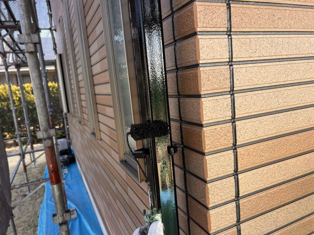 雨樋の下塗りが乾燥したら、中・上塗りを行います。今回外壁塗料との耐久年数にあわせ無機UVコート溶剤を塗装しました。