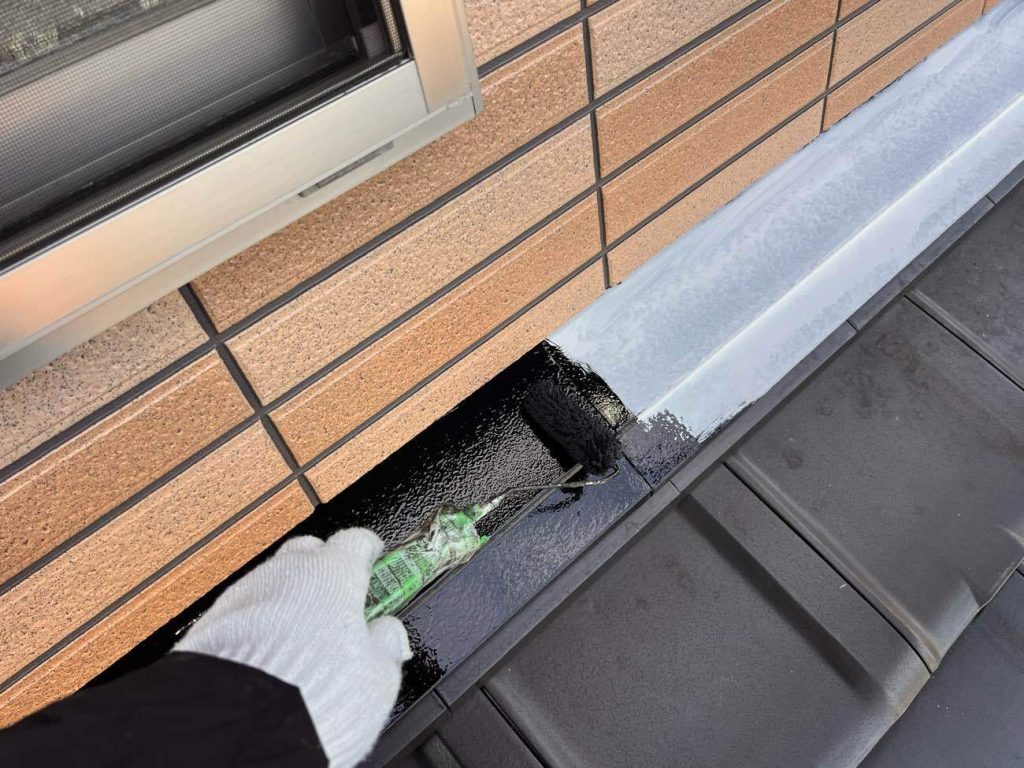 屋根板金下塗りが乾燥したら、中・上塗りを行います。今回外壁塗料との耐久年数にあわせ無機UVコート溶剤を塗装しました。