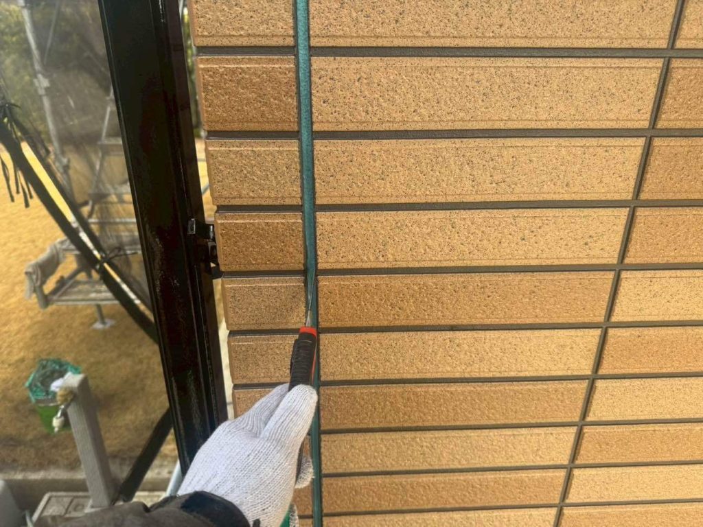 ユウマペイントでは、塗装後に新規シーリング材を打ち替える「後打ち工法」を採用しています。また、目地・サッシ関わらず撤去・打ち替えを標準施工としています。