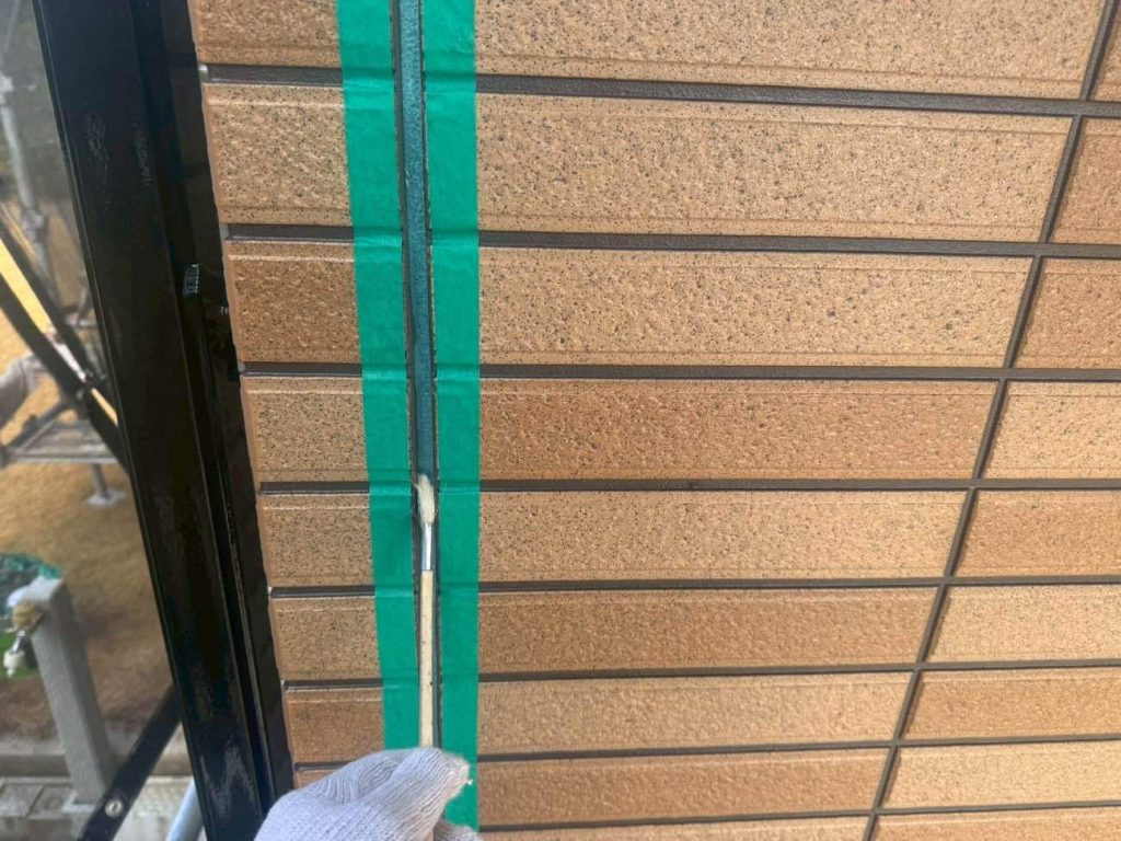古いシーリング材を撤去後、専用のプライマーを下塗ります。プライマーの下塗りはこの後施工する新規シーリング材と外壁等下地との密着を高め、シーリング材の剥がれが起きないようにします。高耐久なシーリング材をより長持ちさせるために必要な工程になります。