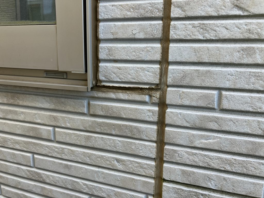 全体的にシーリング（コーキング）の劣化が見受けられました。劣化の主な症状は①ひび割れ②破断です。今回は破断が多くみられました。ヒビ割れが進行すると亀裂が発生して破断という状態になります。雨水が浸入するリスクが高くなるので、メンテナンスを早急に検討する必要があります。