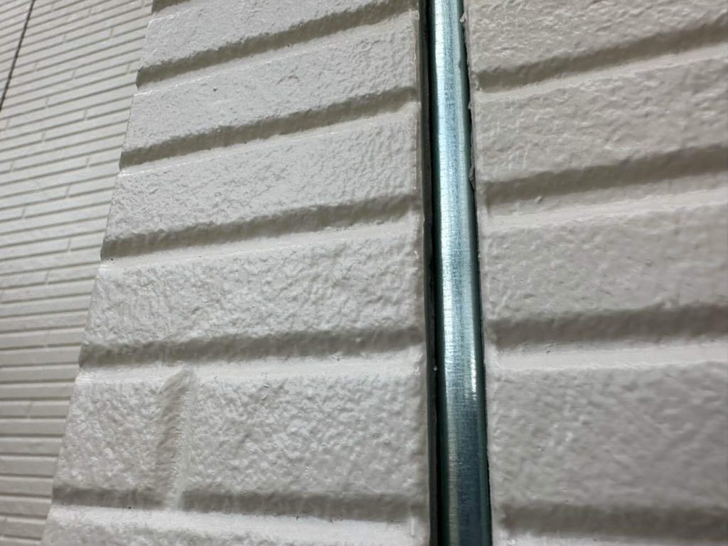 ユウマペイントでは、塗装後に新規シーリング材を打ち替える「後打ち工法」を採用しています。また、目地・サッシ関わらず撤去・打ち替えを標準施工としています。