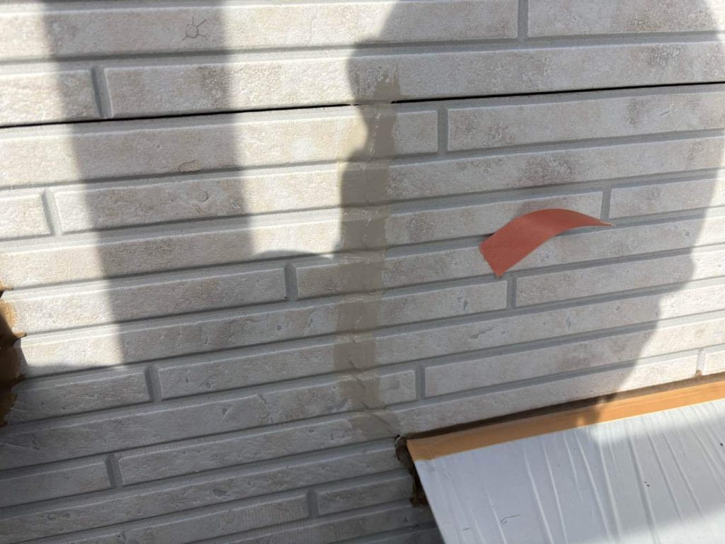 塗装前に外壁の大きなひび割れ部分を状態に応じてコーキングまたはパテ処理します。下地を平滑にすることで塗あがりにひび割れていた部分が目立ちずらくなります。