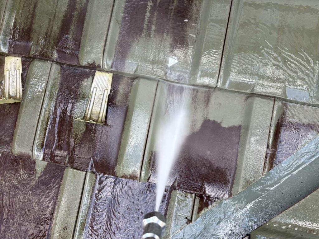 塗装はしませんが、汚れの蓄積があるため、高圧洗浄にて洗い流します。