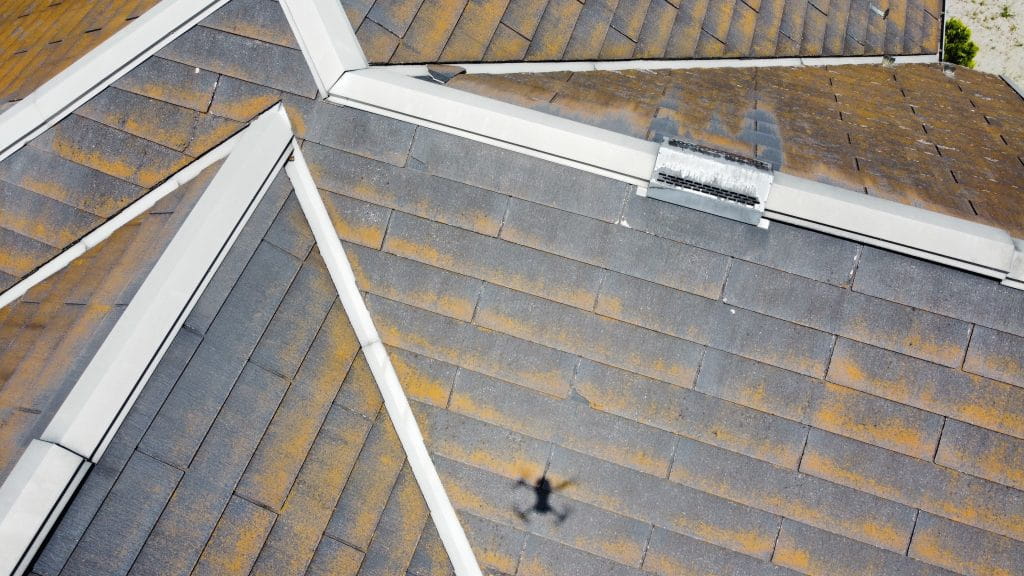 屋根はグリシェイドネオというノンアスベストの屋根材です。アスベストの入っていない屋根材は素材が脆く割れやすいです。塗装工事で屋根に上がった際に、塗りながら割っていってしまいますので、ユウマペイントではカバー工法か葺き替えをご提案しております。どちらにするかは下地の状態を見て判断いたします。