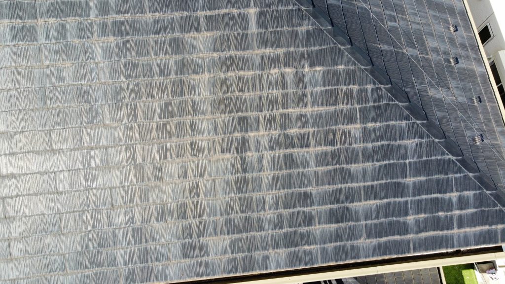 屋根の素材はコロニアル（スレート）です。アスベスト入りの屋根材なので、塗装で進めていきます。