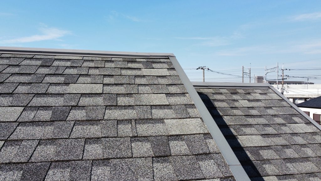 現地調査はドローンを使用しています。頭上まで飛ばし、棟板金部分の浮きや器具の飛び抜け、ケラバ部分の色褪せなどをチェックしていきます。