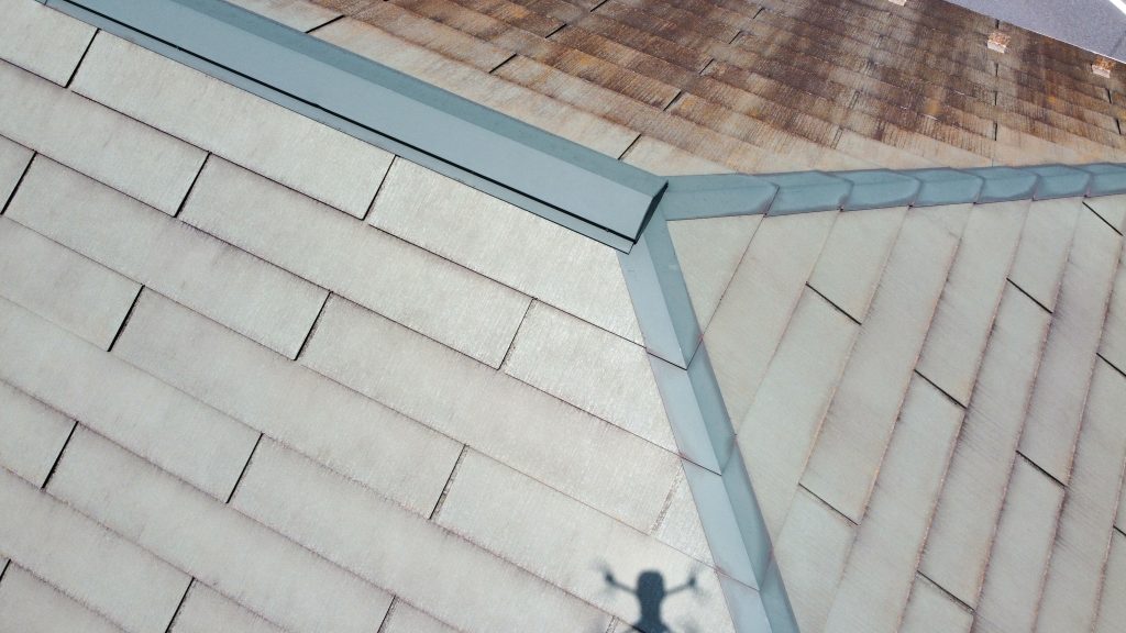 飛行可能区域でしたらユウマペイントの場合、ドローンを使用して現地調査を行います。飛行禁止区域の場合にはポールカメラを用います。いずれにしても屋根に上がっての調査は行いません。