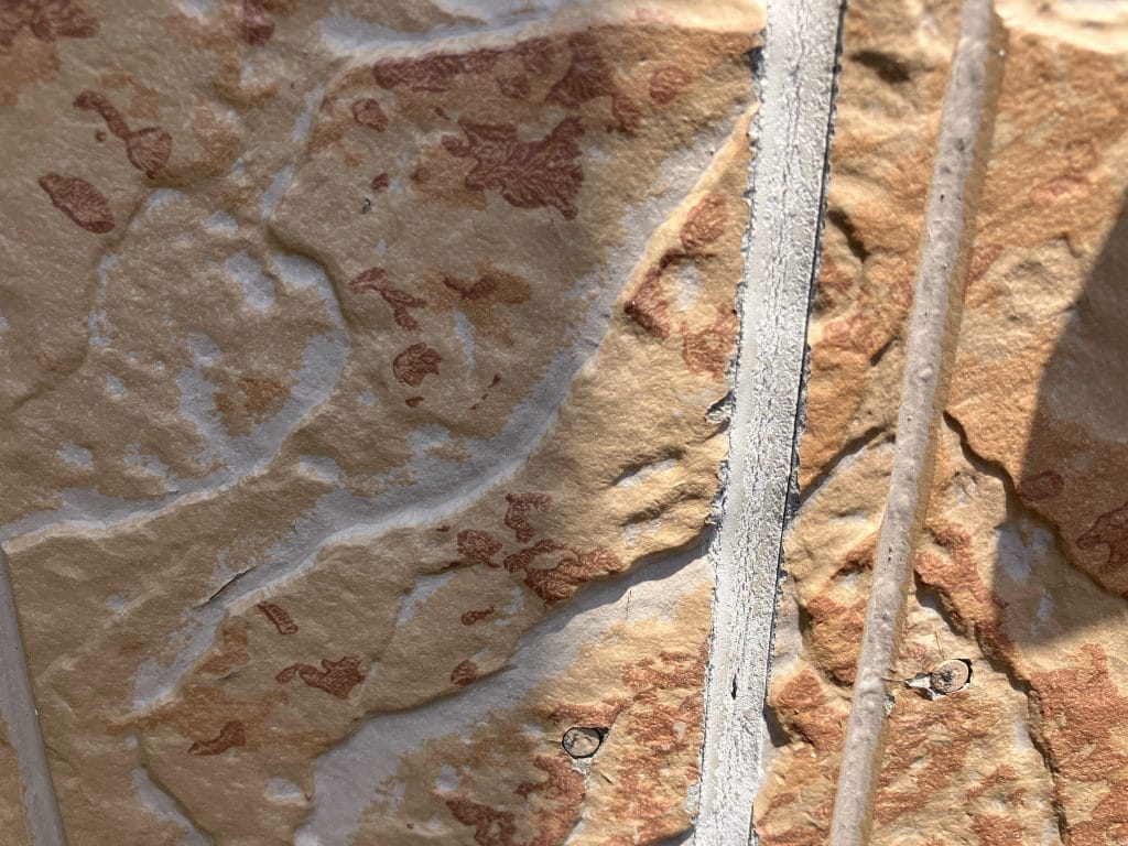 シーリングにひび割れが屋数見られました。主に紫外線や雨風による経年劣化で弾力性を失う（硬化）ことが原因です。ゴム状の材料が硬くなり、日々の温度変化による外壁の膨張・収縮や地震などの振動に追従できず裂けてしまいます。