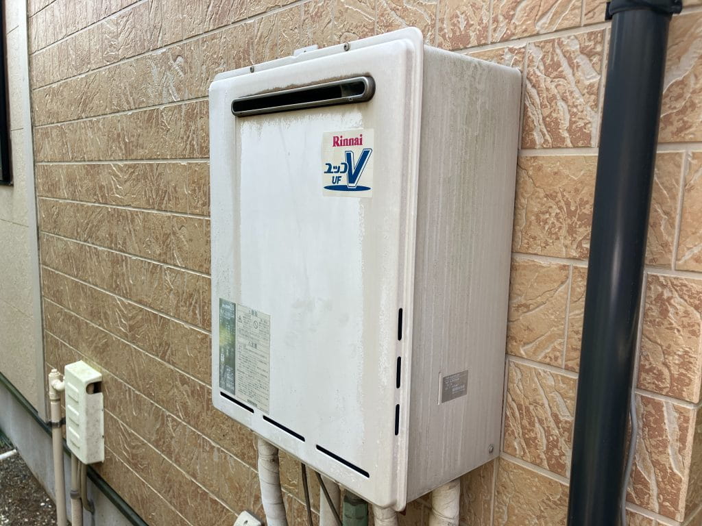 塗装工事と一緒に給湯器交換も行います。塗装と同時に行うメリットは、給湯器を外した部分の外壁を塗ることができることです。