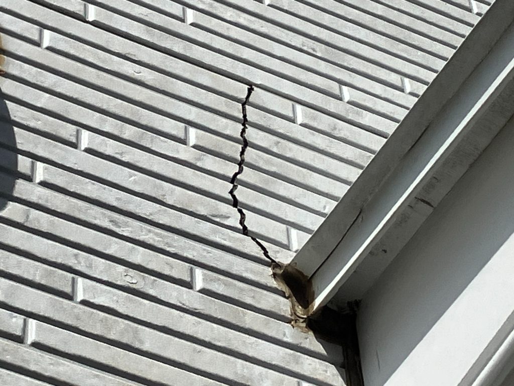 サイディング外壁のひび割れが見受けられます。3㎜以上のクラックのため、塗装前に下地処理の必要があります。