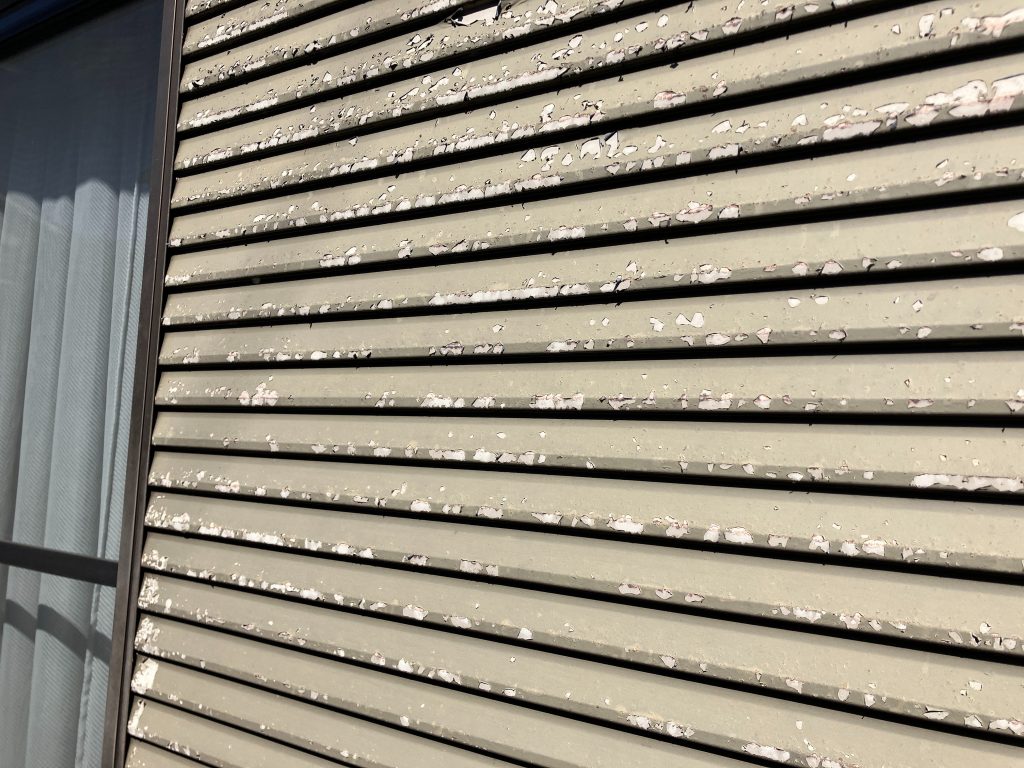 前回塗装した塗膜が剥がれてきてしまっています。こうして浮いてきてしまった塗膜は塗装前にしっかりとケレン作業をして落とす必要があります。