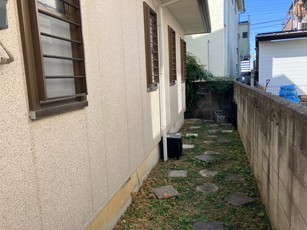 施工前のALC外壁です。ALC住宅はパネルの継ぎ目が多く、ここが雨水の浸入経路となりやすいため、より下地処理と高耐久なシーリング材を使用し、建物の動きに追従する柔軟な目地を作ることを重視しています。