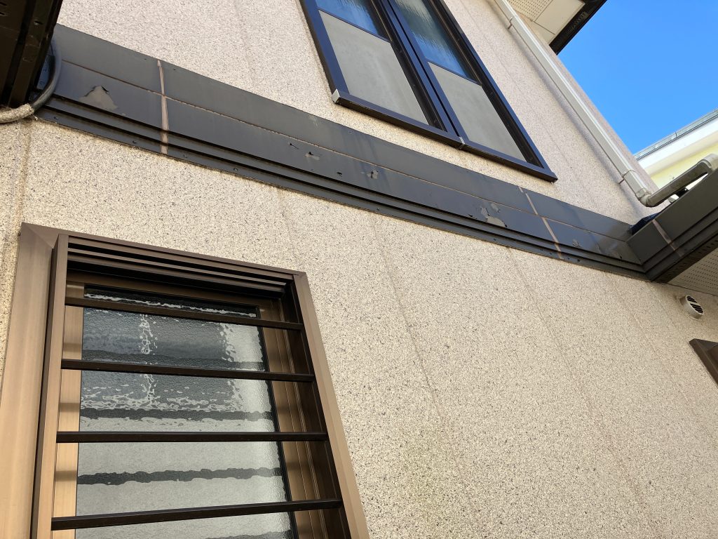 付帯部の塗装はウレタンやシリコン塗料を使う会社様も多いですがユウマペイントの場合は、屋根外壁に使用する塗料のグレードに合わせて付帯部塗料のグレードを変えています。今回、無機塗料で施工するので付帯部も無機UVコート溶剤を使用。耐候性合わせを行います。