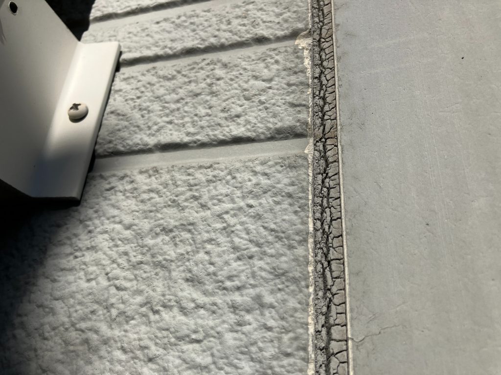 施工前のシーリング写真です。シーリング材の硬化が進み中央から破断しています。この状態のままだとサイディングや内部に水が浸入しやすくなるため外壁材が腐ったり、場合によって雨漏りが発生する危険があります。