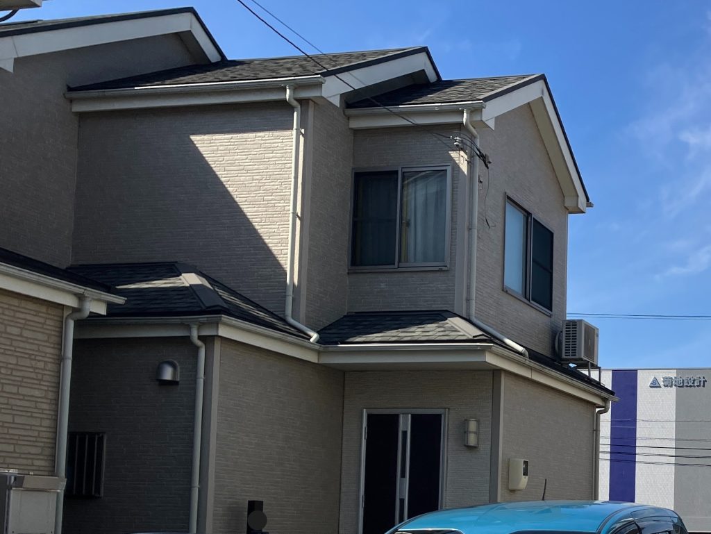 施工前の全景写真です。築13年で1回目の塗装工事です。外壁はサイディングです。サイディングですのでシーリング撤去打ち替えもあります。また、雨樋や水切りといった付帯部の塗装も行います。