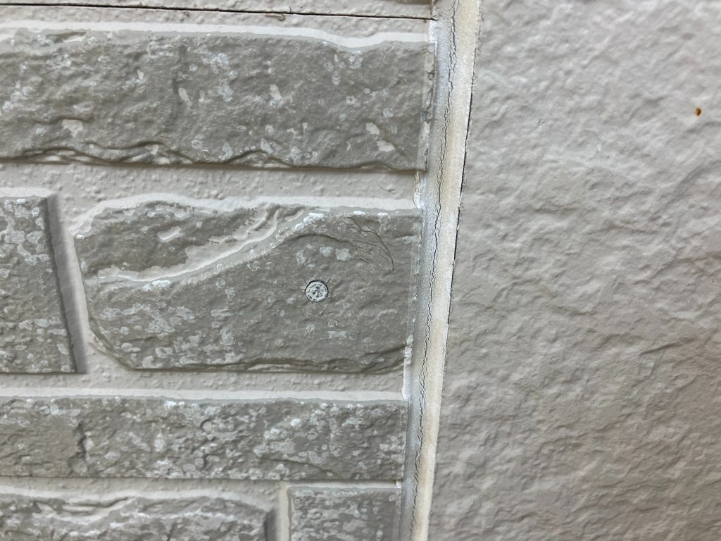 シーリング材はゴムのような弾力を持っていますが、長年紫外線を浴び続けることで、成分中の可塑剤（柔軟性を出す成分）が抜けて硬くなります。【硬化】 ゴムがカチカチのプラスチックのようになります。【ひび割れ】 柔軟性がなくなるため、建物の動きに耐えられず割れてしまいます。