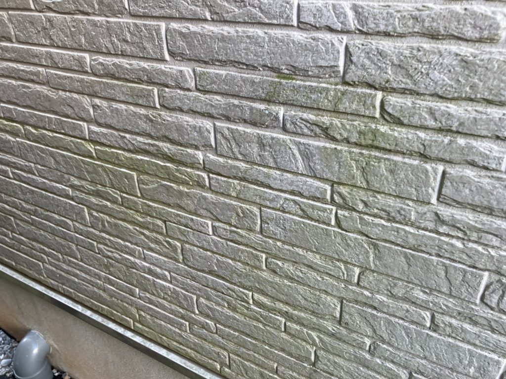 日の当たらない面はカビやコケ、汚れの付着が見られました。付着する原因でよく言われているのが、紫外線による塗膜の劣化で防水機能が低下しているためです。こうしたサインは塗り替えを検討するためのサインです。