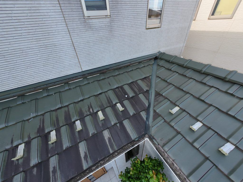下屋根部分に汚れの蓄積が見られます。塗装前の高圧洗浄時に同時に汚れを洗い流します。