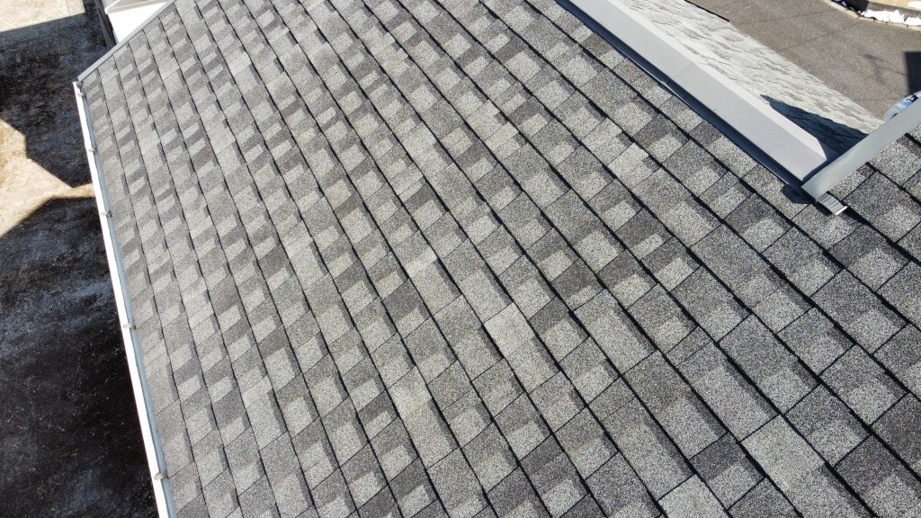 屋根はアスファルトシングルです。ユウマペイントの場合、カバー工事にてご提案している屋根材です。今回塗装はしませんが、棟板金は鉄部ですので板金部分の塗装と補修を行います。