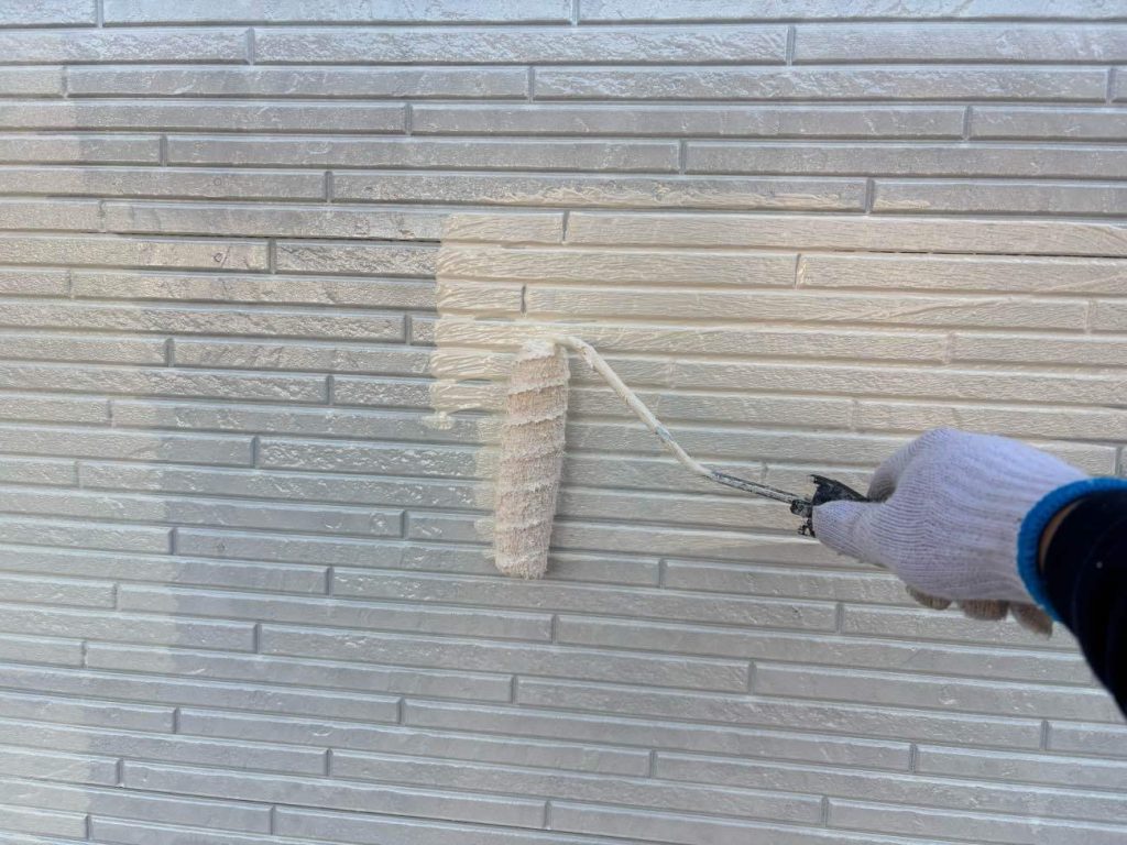 サイディング外壁の下塗り2回目は日本ペイント 水性シリコンエポサーフを塗装します。水性シリコンエポサーフは高い柔軟性を持ち、微細なひび割れ（ヘアクラック）埋めの効果と高い密着力から下地の劣化を防ぎ、上塗り塗料の性能を最大限に引き出す効果があります。