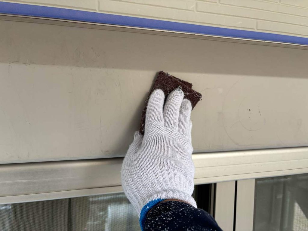 下地処理として、付帯部分をケレン（研磨）していきます。ケレンすることで旧塗膜やサビ、汚れを落とし、表面を整えます。ケレン後にケレン処理をした後にシンナー拭きをすることで塗料の密着力を高めています。この作業を念入りに行えば行うほど、下塗り材の密着力が高まるためユウマペイントでは重要視している工程の一つです。