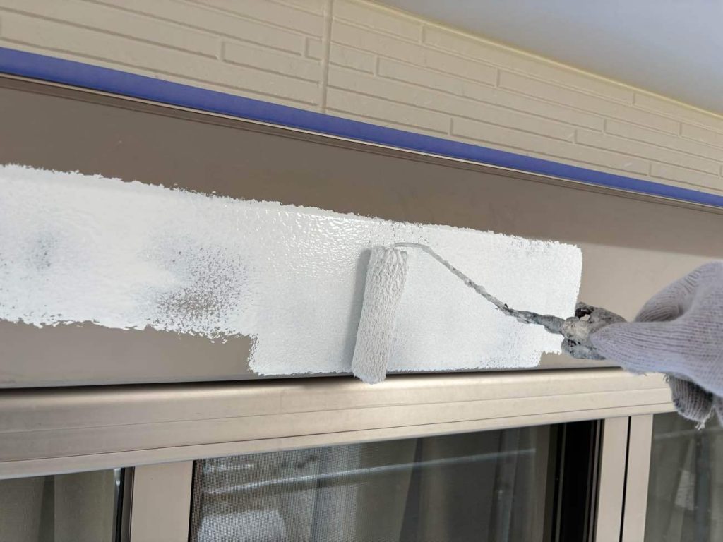 下地処理（ケレン・シンナー拭き）後に錆止めを塗装します。