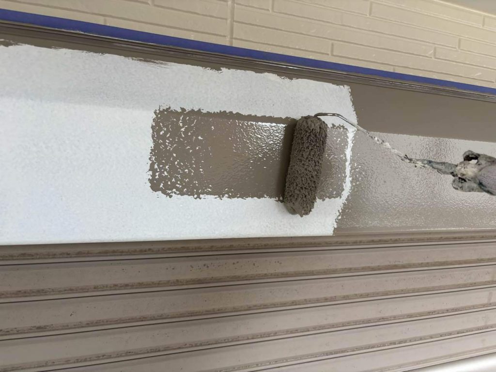 錆止めを塗装した付帯部に中・上塗りをしていきます。ユウマペイントでは外壁と付帯部の耐久年数を合わせる仕様です。付帯部には日本塗装名人 フッソUVコート溶剤（既存色合わせ）を塗装します。