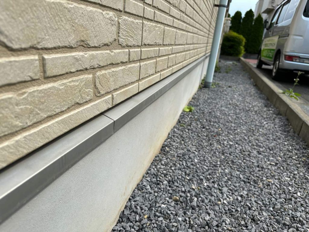 付帯部（水切り）の施工前の写真です。経年により劣化し汚れが付着しやすくなっています。