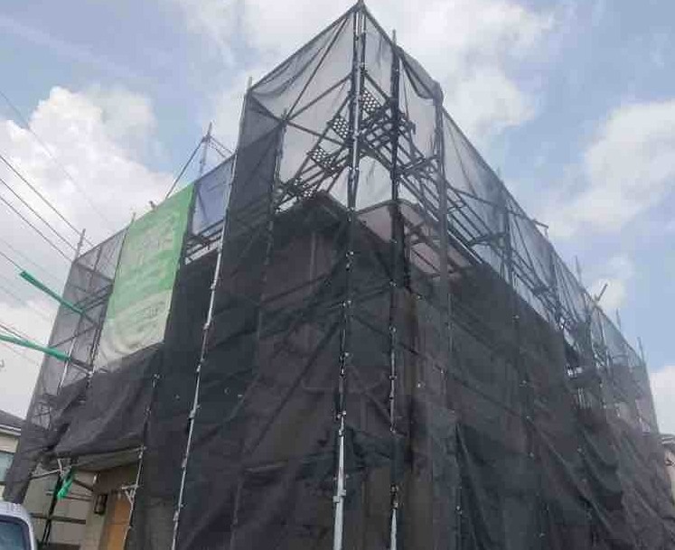 工事初日は足場組立から始まります。ご契約から工事着工までの流れとしては、屋根外壁塗装の色決め、材料発注、近隣の皆様へのごあいさつ回りを行い、工事当日を迎えます。敷地の状況によっては工事当日までに道路使用許可書などを取得する場合もあります。